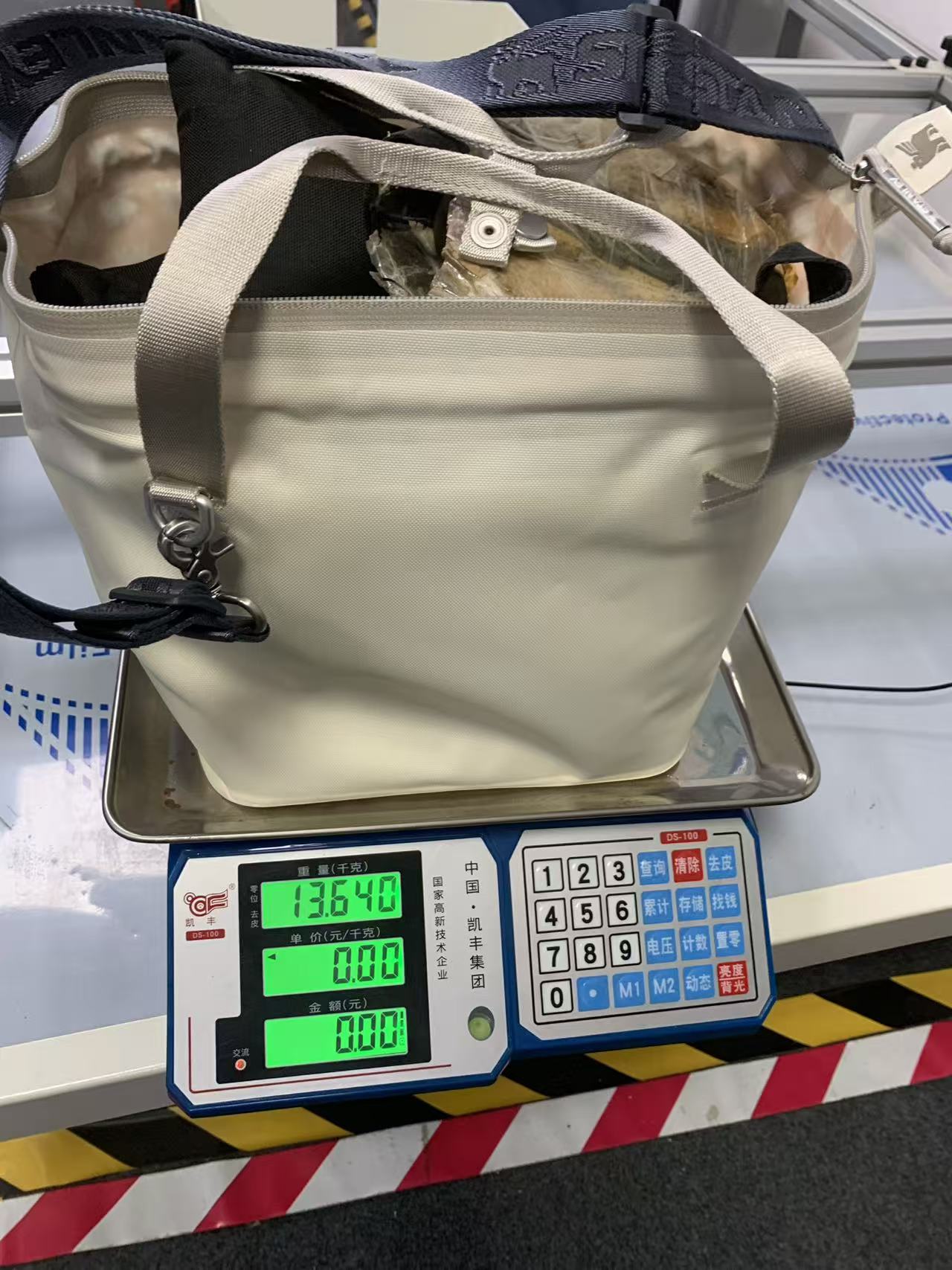 Fill the thermal insulation packaging with heavy materials up to the rated weight